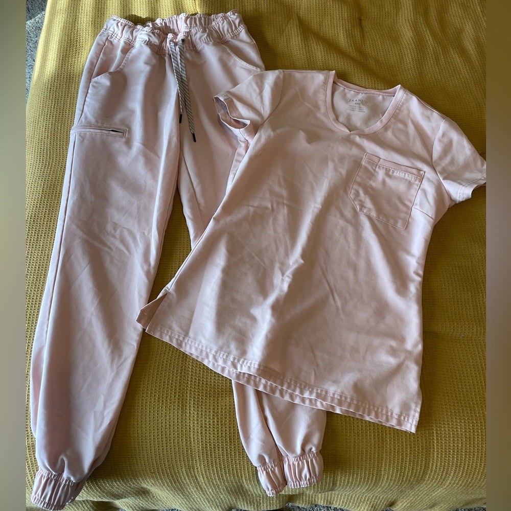 Jaanuu scrub set